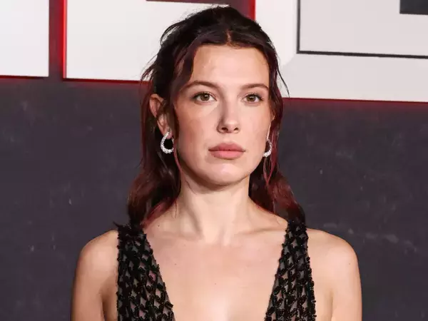 ミリー・ボビー・ブラウン、黒のメッシュドレスで大胆ルック披露　子役時代の印象一新