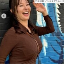 グラビア話題の43歳・元NHKアナ、タイトなミニ丈姿が「スタイル抜群」「美しすぎ」と絶賛の声