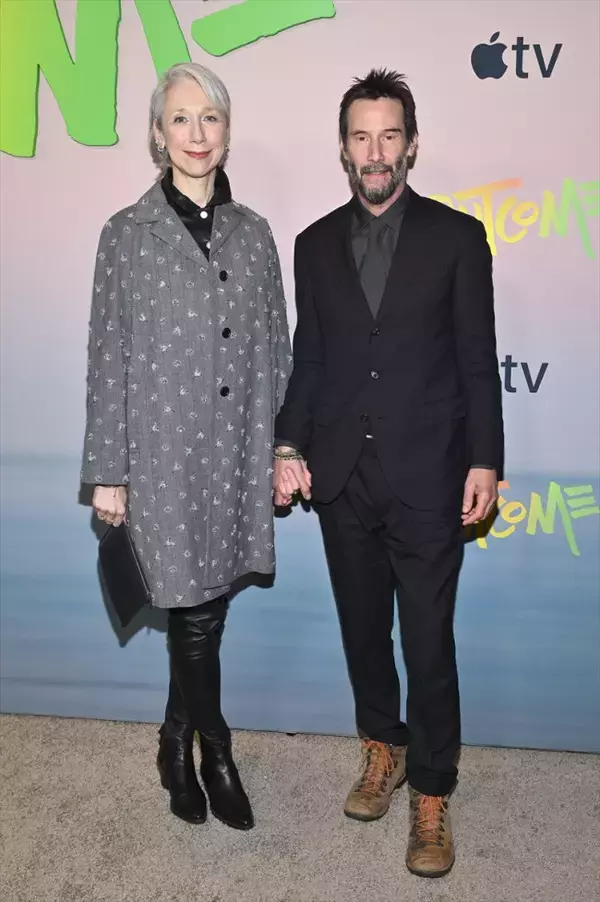 キアヌ・リーヴス、恋人と手をつないで新作プレミアに来場　昨年には“偽”結婚報道も