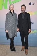 キアヌ・リーヴス、恋人と手をつないで新作プレミアに来場　昨年には“偽”結婚報道も