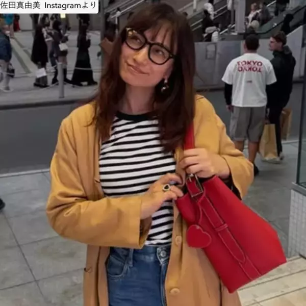 佐田真由美48歳、デニムパンツ姿で美スタイル全開　2児の母