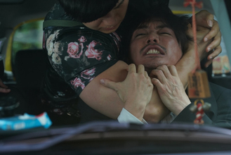 成宮寛貴VS青木マッチョ、車内で壮絶バトル！ 『藁にもすがる獣たち』迫力の本編映像解禁