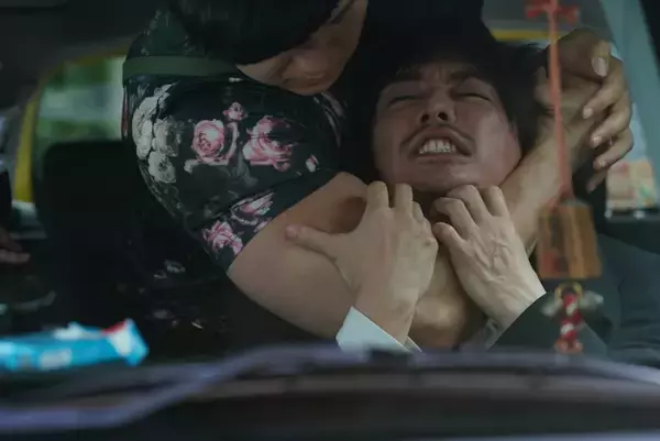 成宮寛貴VS青木マッチョ、車内で壮絶バトル！ 『藁にもすがる獣たち』迫力の本編映像解禁