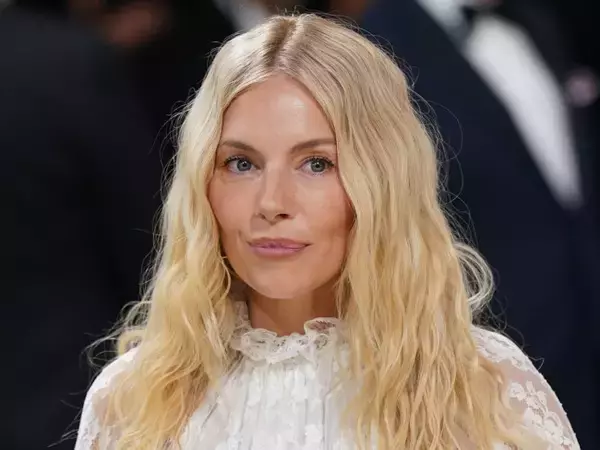 シエナ・ミラー43歳、15歳年下恋人との子どもを妊娠　ふっくらお腹が透けるシースルードレスで公表