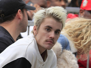 「アアアアア」「キュートだよおお涙」 ジャスティン・ビーバー、サンタ帽をかぶった息子の姿披露でファンが悶絶