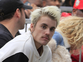 「アアアアア」「キュートだよおお涙」 ジャスティン・ビーバー、サンタ帽をかぶった息子の姿披露でファンが悶絶