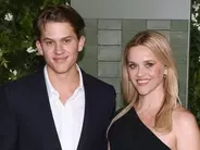 リース・ウィザースプーンがイケメン息子とレッドカーペットに