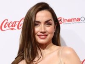 トム・クルーズと破局のアナ・デ・アルマス、感謝祭を楽しむ“ナチュラル美”あふれる姿をシェア