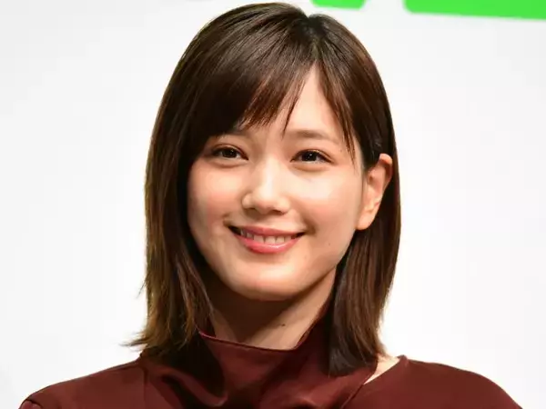 本田翼「脚長美脚女子」　くま柄マフラーがかわいいミニ＆ブーツの冬コーデに絶賛の声