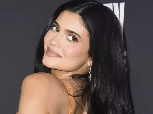 カイリー・ジェンナー、姉キム・カーダシアンの下着ブランドのキャンペーンで美ボディ披露