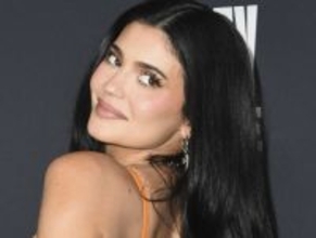 ティモシー・シャラメと交際中のカイリー・ジェンナー、「SKIMS」キャンペーン登場で美ボディ披露