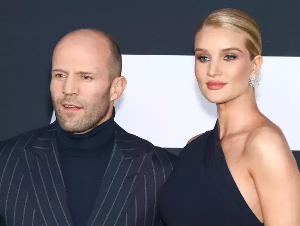 ジェイソン・ステイサム、婚約者出演のバーバリーのショーに来場　最前列で見守る