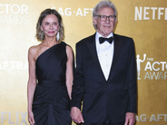 ハリソン・フォード、22歳年下の妻キャリスタ・フロックハートと手をつないで登場