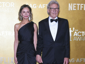 ハリソン・フォード、22歳年下の妻キャリスタ・フロックハートと手をつないで登場