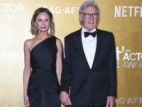 ハリソン・フォード、22歳年下の妻キャリスタ・フロックハートと手をつないで登場