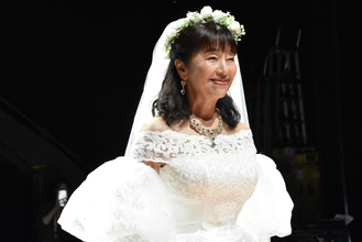 かたせ梨乃、ウエディングドレス姿で豆原一成と“結婚式”再現　「こんなダイナマイトな役は初めて」