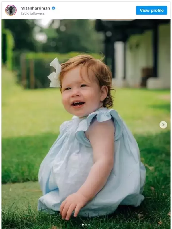 「リリベットちゃんはヘンリー王子譲りの赤毛！　1歳のポートレート公開」の画像