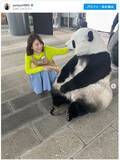 「「本物かと思った！」石田ゆり子、“パンダ”とたわむれる姿に反響」の画像1