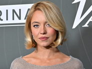 シドニー・スウィーニー、レッドカーペットで「巨大な胸」を披露　賛否集まる