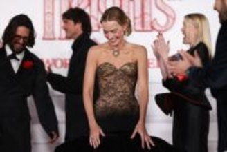 マーゴット・ロビーの姿に会場が釘付け！　圧巻のグラデーションドレスで魅了