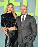 「ジェイソン・ステイサムが婚約者と新作プレミアに　「素敵なカップル」2ショットが話題」の画像1