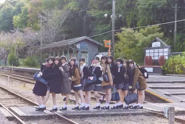 乃木坂46・5期生、初の写真集発売決定　初めての修学旅⾏で⾒せるワチャワチャ感×イチャイチャ感がたまらない！