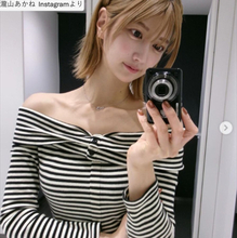 171cm“人気ABEMAアナウンサー”、タイトなオフショルダー姿が「美しすぎる」「スタイル抜群」と絶賛の声