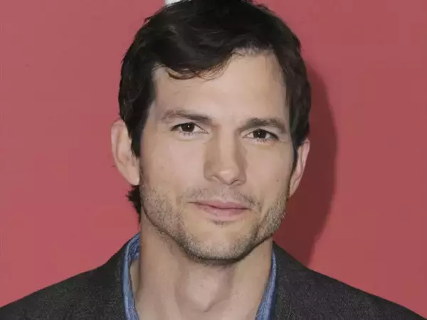 アシュトン・カッチャー、珍しく元妻デミ・ムーアについてコメント