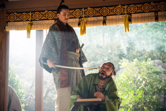 『豊臣兄弟！』“信長”小栗旬、“村重”トータス松本に“刀饅頭”　ネット恐怖「ホラーすぎる」「饅頭ハラスメント」