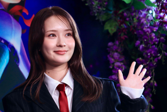 畑芽育、制服風コーデで渋谷にサプライズ登場　ミニスカート×青緑タイツを着こなす