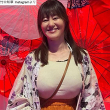 グラビア話題44歳・元NHKの竹中知華アナ、タイトな白ニット姿にネット衝撃「スタイル抜群」「すんごい」