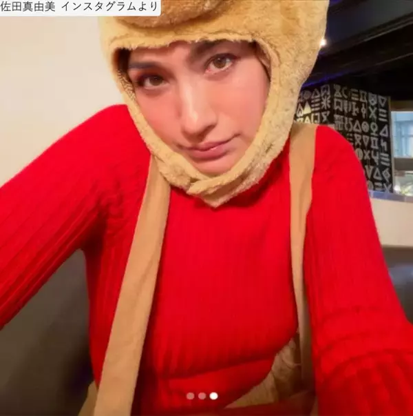 佐田真由美48歳、赤ニット×ショーパン姿が「スタイル抜群」「可愛すぎる」と絶賛の声　2児の母