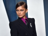 ゼンデイヤ、クールなスーツ姿で登場　アイメイクは自前