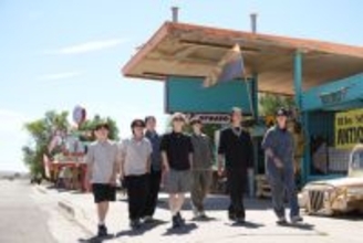 Travis Japan、“思い出の地”アメリカへ！　7人の貴重な夏休みを追う旅番組、ディズニープラスで来年配信