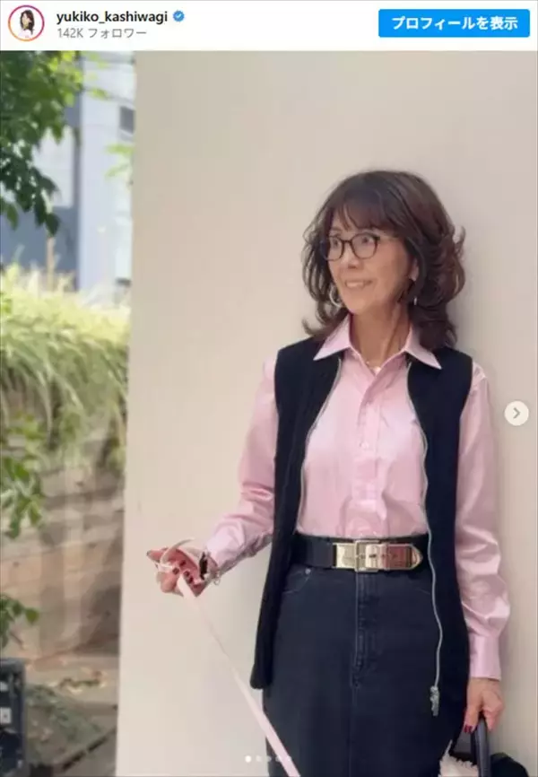 柏木由紀子78歳、ピンクシャツコーデ姿で美スタイル全開！　「素敵すぎる」「可愛い」