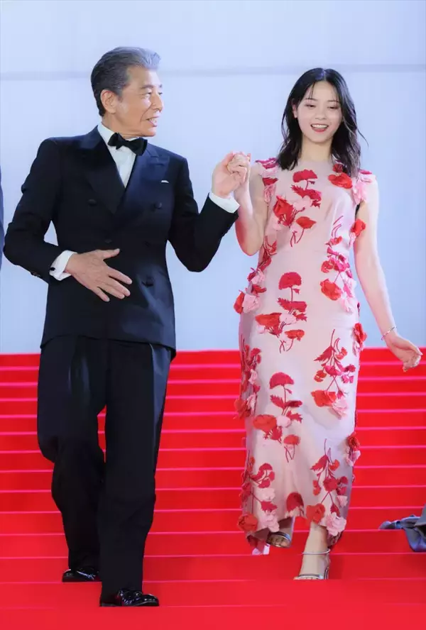 舘ひろし、ドレス姿の西野七瀬を華麗にエスコート！ 「この映画は西野君にかかっています」