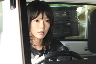 『ブラックファミリア』釈由美子、“裏の顔”持つ主婦役を怪演　視聴者ざわつく「暴れっぷりヤバすぎ」
