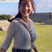 グラビア話題の43歳・元NHKアナ、タイトなニット姿が「スタイル抜群」と絶賛の声　ミニ丈も履きこなす