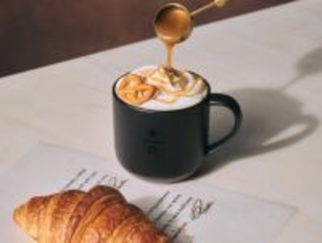 スタバ“カフェベーカリー”に新作登場！　冬に楽しめる“エスプレッソ×キャラメル”のビバレッジ