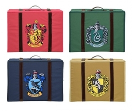 『ハリポタ』限定プライズ登場！　ホグワーツ4寮をイメージしたトランク型ボックスなど展開