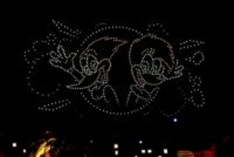 USJ一夜限りのドローンショー開催！　ウッディー・ウッドペッカーが夜空に浮かび上がる
