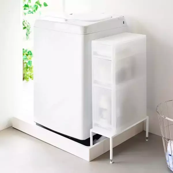 洗濯機の横、空いてない？　山崎実業“タワーシリーズ”に防水パンの上を有効に使える新商品登場！