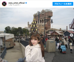 NiziU ミイヒ、“変装なし”で東京ディズニーシーに降臨！　彼女感あふれるショットに反響
