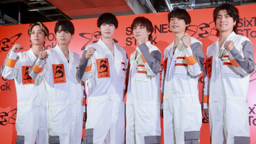 SixTONESの歴史詰まった“倉庫見学会”が開幕！　ジェシー「嵐の皆さん待ってます」〈SixTONES STock〉
