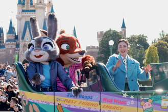 上戸彩、東京ディズニーランドにサプライズ登場！ 『ズートピア２』ニック＆ジュディとゲストにあいさつ