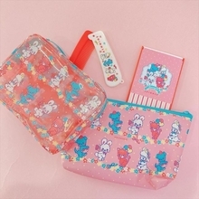 セリア×「SWIMMER」アイテムが話題！　ポーチや巾着など13品が超かわいい