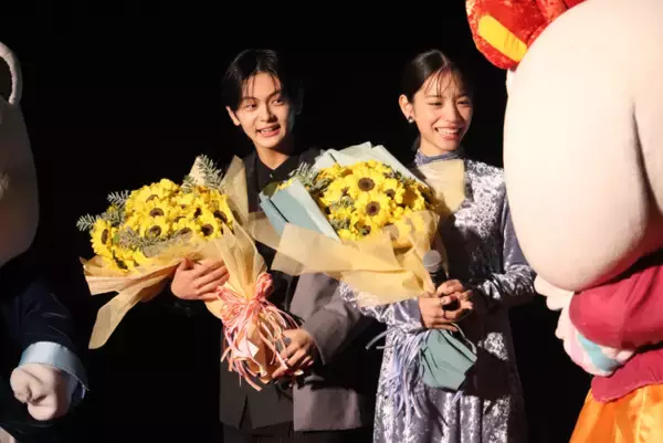 當真あみ＆齋藤潤、“向日葵100本”のサプライズプレゼントに感激！　ファンから「かわいい～！」の歓声も