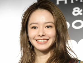 山本舞香、“ピンクヘア”のイメチェンが大反響！　義兄・ワンオク Takaの愛犬と密着した2ショットも「可愛すぎる」