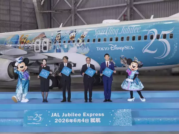TDS25周年を記念したJAL特別塗装機がお披露目！　特別衣装のミッキー＆ミニーがセレモニー登場