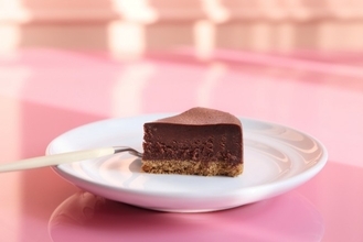 スタバから“濃厚なチョコレートケーキ”が登場！　オンラインストア限定で
